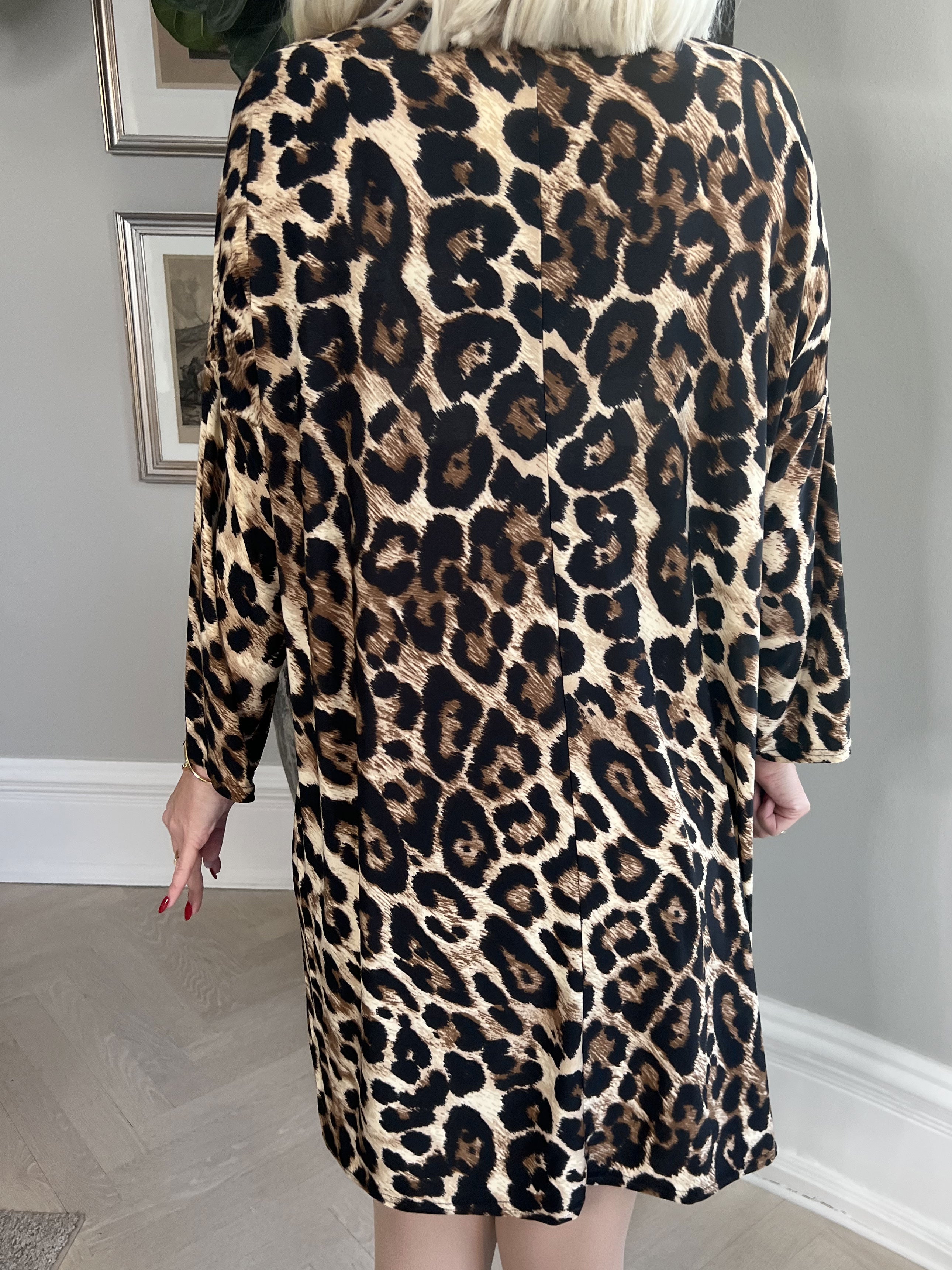 Lorenza - Tunica klänning i leopardmönster med dragkedja